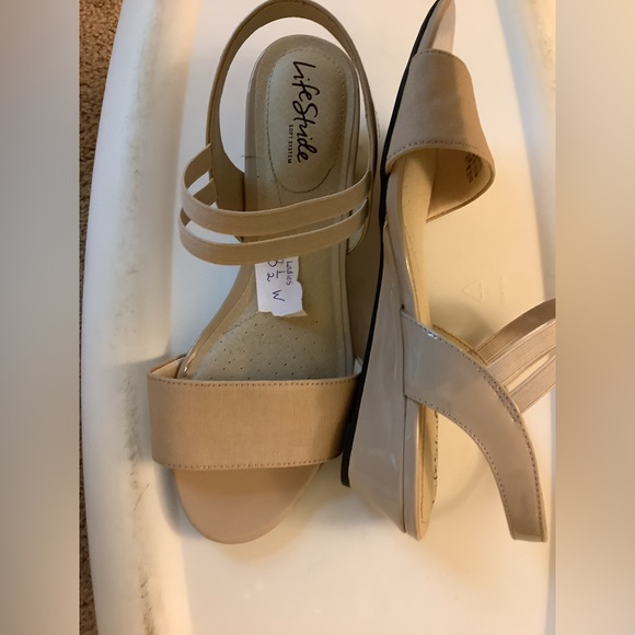 Life stride size 8.5 wide - Picture 3 of 3